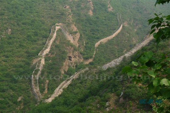 The wall makes two sharp turns near the valley
