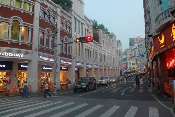 The western-style Zhongshan Street resembles some streets in London or Paris.
