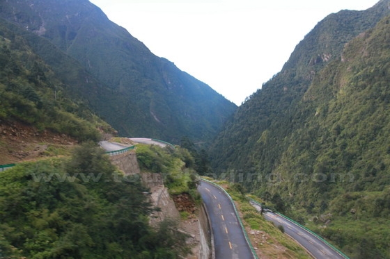 The zigzag road from Nyalam Town to Zhangmu Town