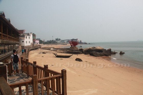 There are coffee shops, fruit, snack kiosks and restaurants along the beach road
