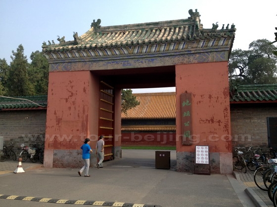 This is the exterior of the Southern Gate to Ditan Park.