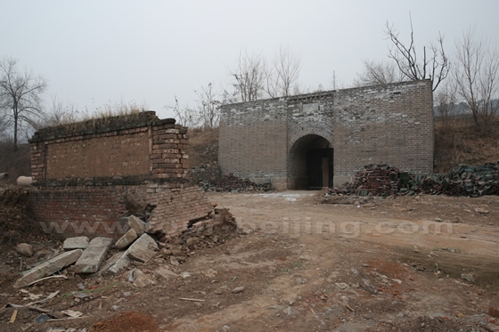This is the north gate to Simatai Castle.  There is a traditional wall screen in front of the entrance.