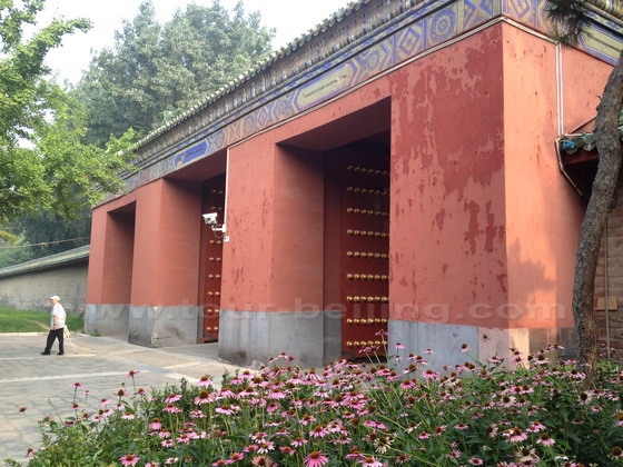 This is the northern gate to Ditan Park.