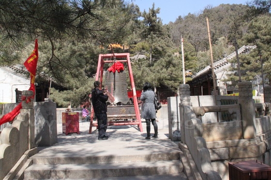 To knock the huge bell for 108 times can bring you good fortune and prosperity.