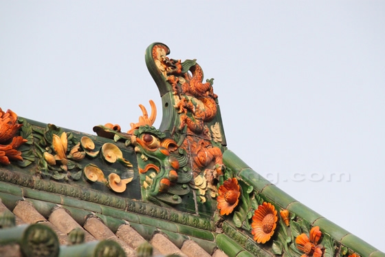 Two dragon head atop the each side the roof ridge of the Hall