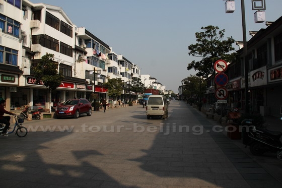 Wandering along the major commercial avenue in Zhouzhuang