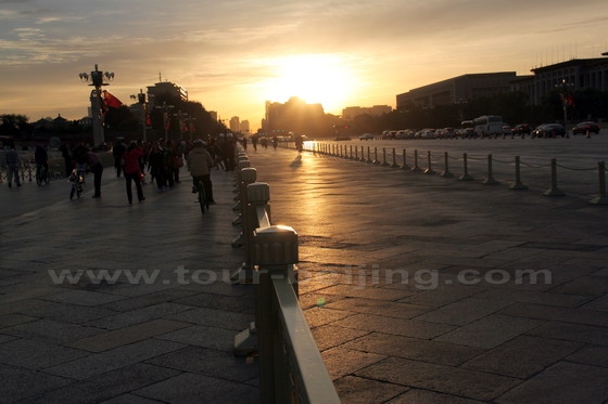 Watch the rising sun over Chang'an Avenue