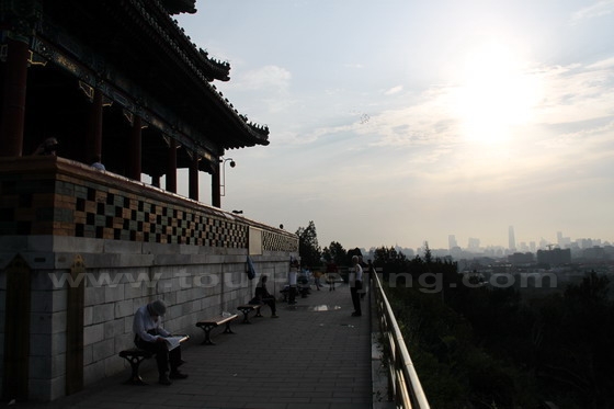 Watching the sunrise at Jingshan Park is a non-ending process for me