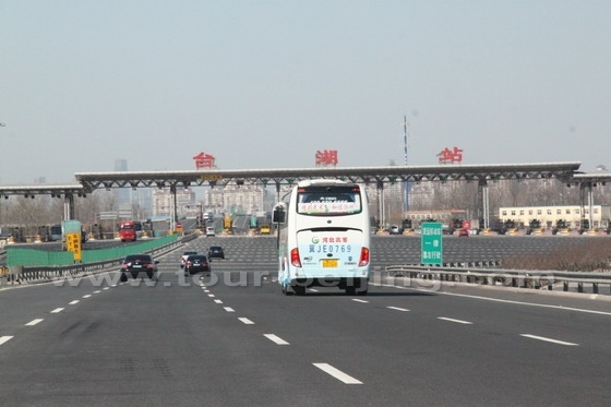 We are approaching the third toll gate - Taihu Toll Gate