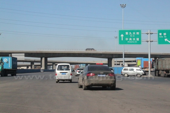 We are driving on the Ninth Avenue from east to west (第九大道).