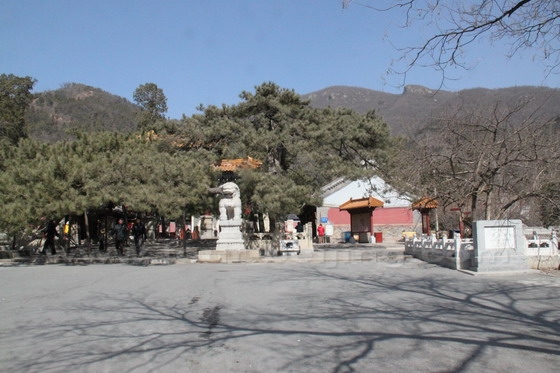 We choose the parking area just in front of the south gate