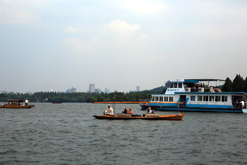 A pleasant and comfortable boat cruise on West Lake.
