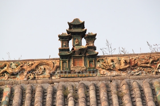 Yellow Dragons and Buddhist figures atop the roof of the Precious Hall of Mahavira