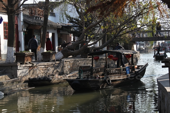 You may pay RMB 65 to rent a 4-6 people boat to cruise on the canals in Zhujiajiao. 