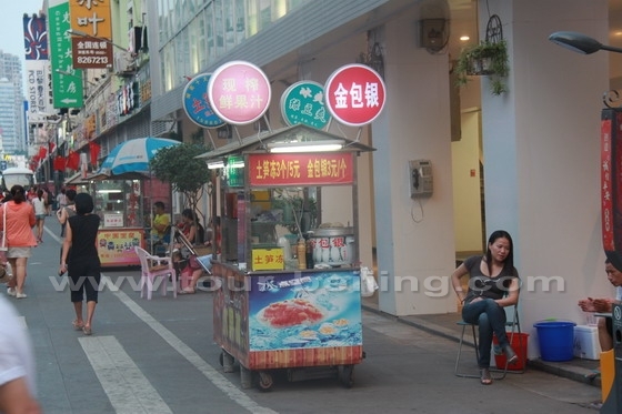 Zhongshan Road is full of snack carts