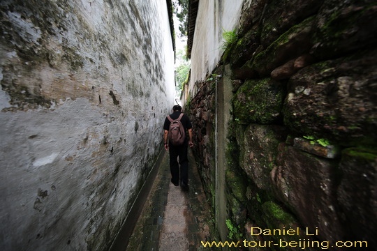 a labyrinth with many narrow lanes and dead-end alleys