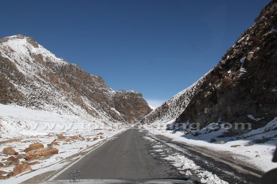 along the surface road crossing the the Nyainqêntanglha range