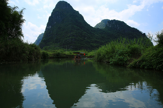 Pay 10 yuan for a leisure bamboo rafting. 