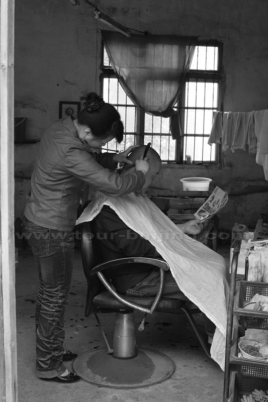the female barber gives haircut and grooming.