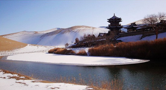 Come and look at the snowy Dunhuang.