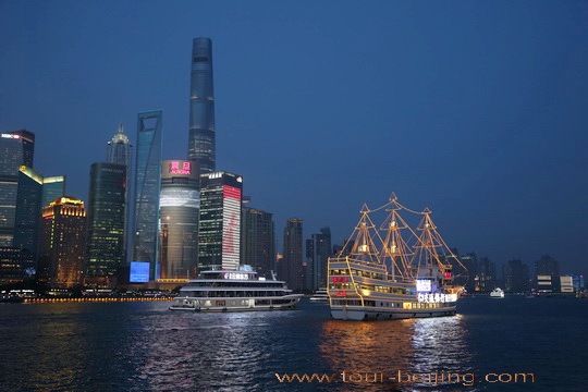  Night cruise on Huangpu River