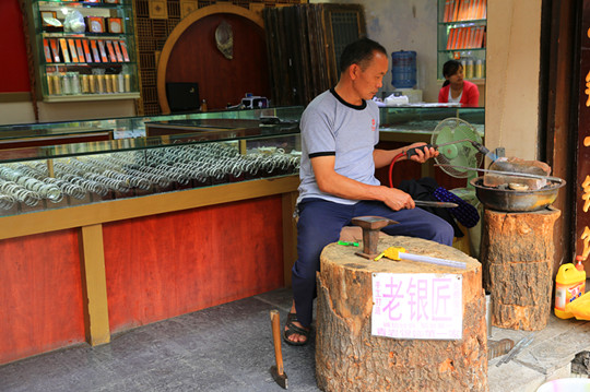 An old silversmith in Qingyan