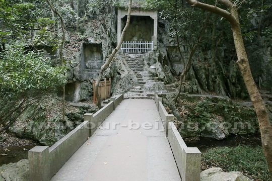 A stone bridge o the highest statue in Feilai Peak - Umbrella Heaven King