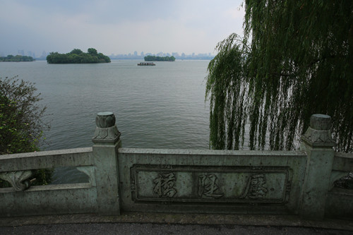 Yadi Bridge is the place to have a panoramic view of the whole West Lake.
