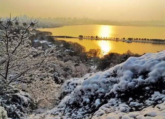 The snowy West Lake under sunset glow