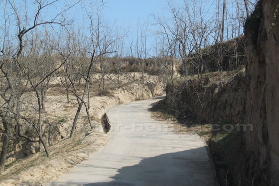 the narrow zigzag mountain road up to Lijiashan.