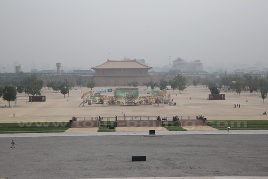 the square between the hall and Danfeng gate.
