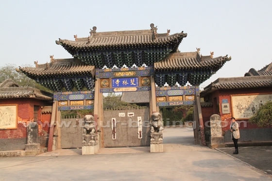 the traditional Chinese archway ( Pailou )