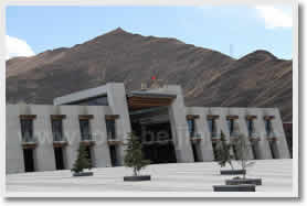 Beijing ( Train ) Lhasa Shanghai 10-Day Tour