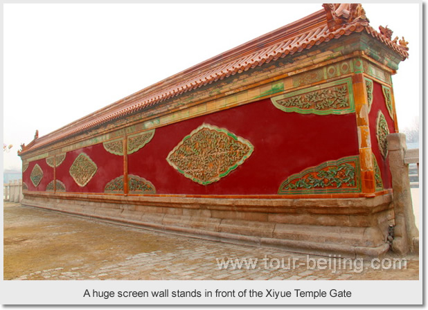  A huge screen wall stands in front of the Xiyue Temple Gate