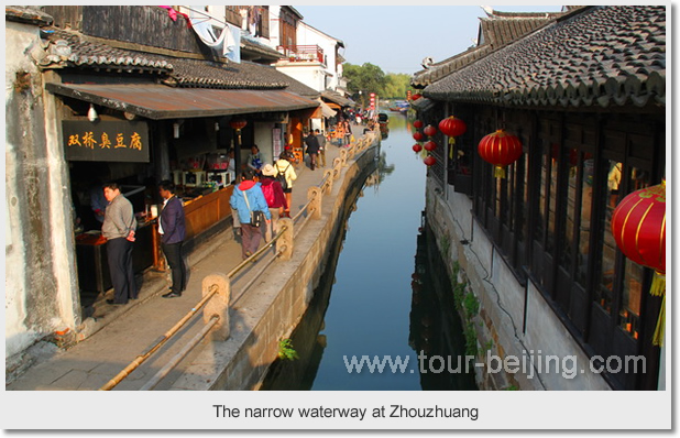  The narrow waterway at Zhouzhuang
