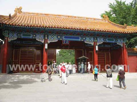 At the end of the west Shatan Houjie, turn right for 50 mters, you will see the east gate to Jinshan Park