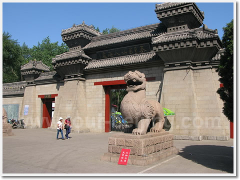 The entrance to the Qin Emperor Seeking Immortality in Haigang District.