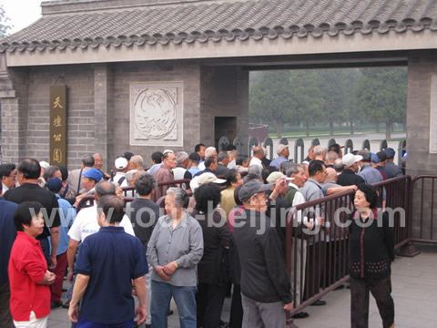 People were waiting outside the east gate to Temple of Heaven