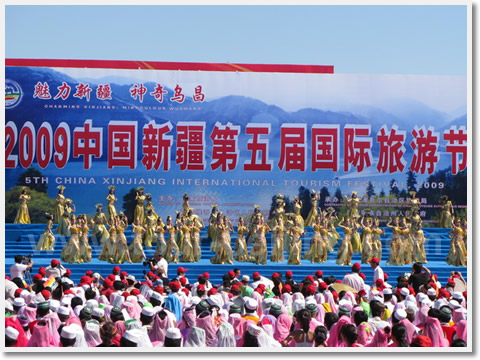 The banner"Warmly Welcome to The International Tourism Festival of Xinjiang" is hung above the entrance to Dongsheng Hongfu Hotel