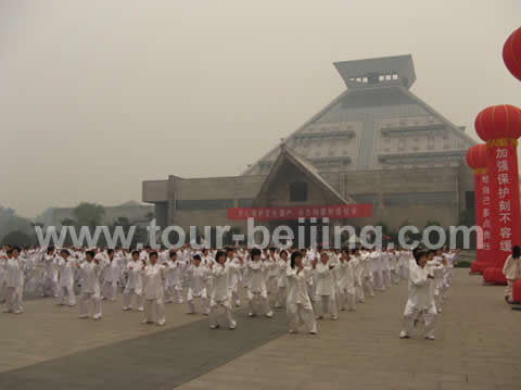 In the front square of Henan Museum about 400 Taiji Boxing lovers gathered there to celebrate "China”s Third Cultural Heritage Day"