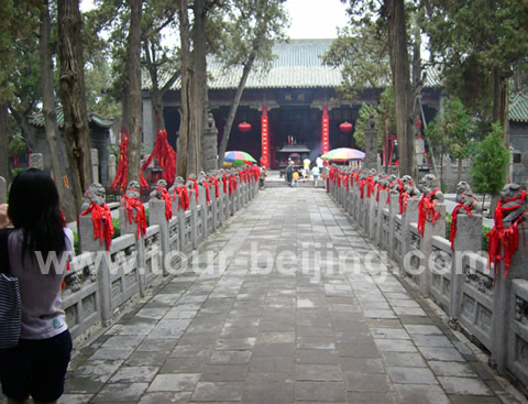 The red cloth pieces on the Stone Lions are the desirability of the public