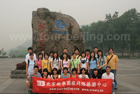 This is our group photos at the entrance of Longmen Gorttoes