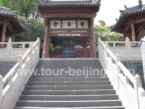 The main building inside the Lower Huanyan Temple