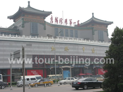 The main entrance - the west big gate to the four-story building of Hongqiao Pearl Market