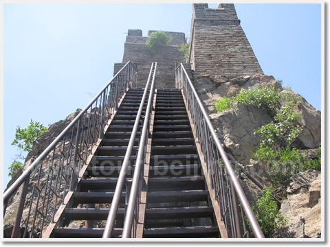 The short-interval watch towers are connected by the iron ladder.