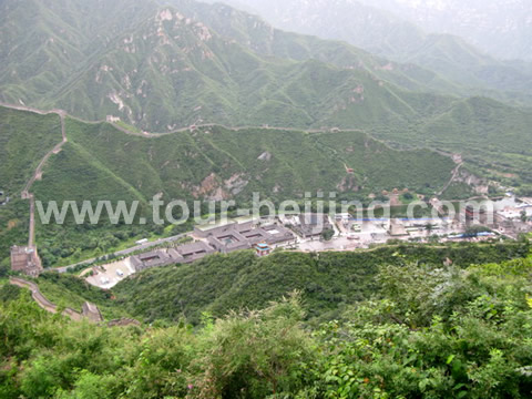 Take a bird's eye view of the valley of the Juyongguan Pass from the top tower