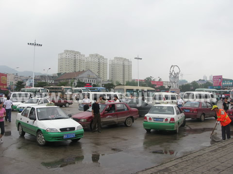 Many taxis park randomly on the square