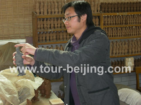 Mr. Ken from the factoy gave us a detailed introduction to the making of the terra-cotta army soldier.