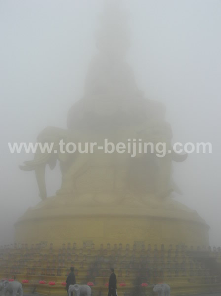 The golden Buddha of Puxian was in the cloud, the highest golden buddha in the world