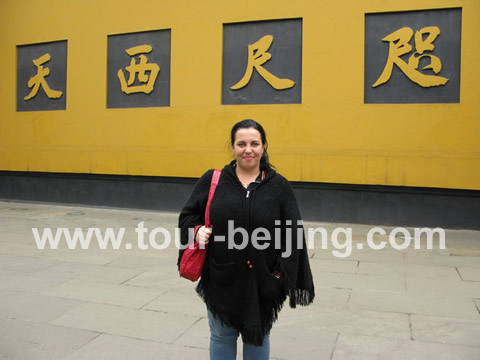 After the tea plantation, we drove to Linying Temple. Opposit the entrance is the wall with the four Chinese charactors literallly meaning" a step away from the heaven"